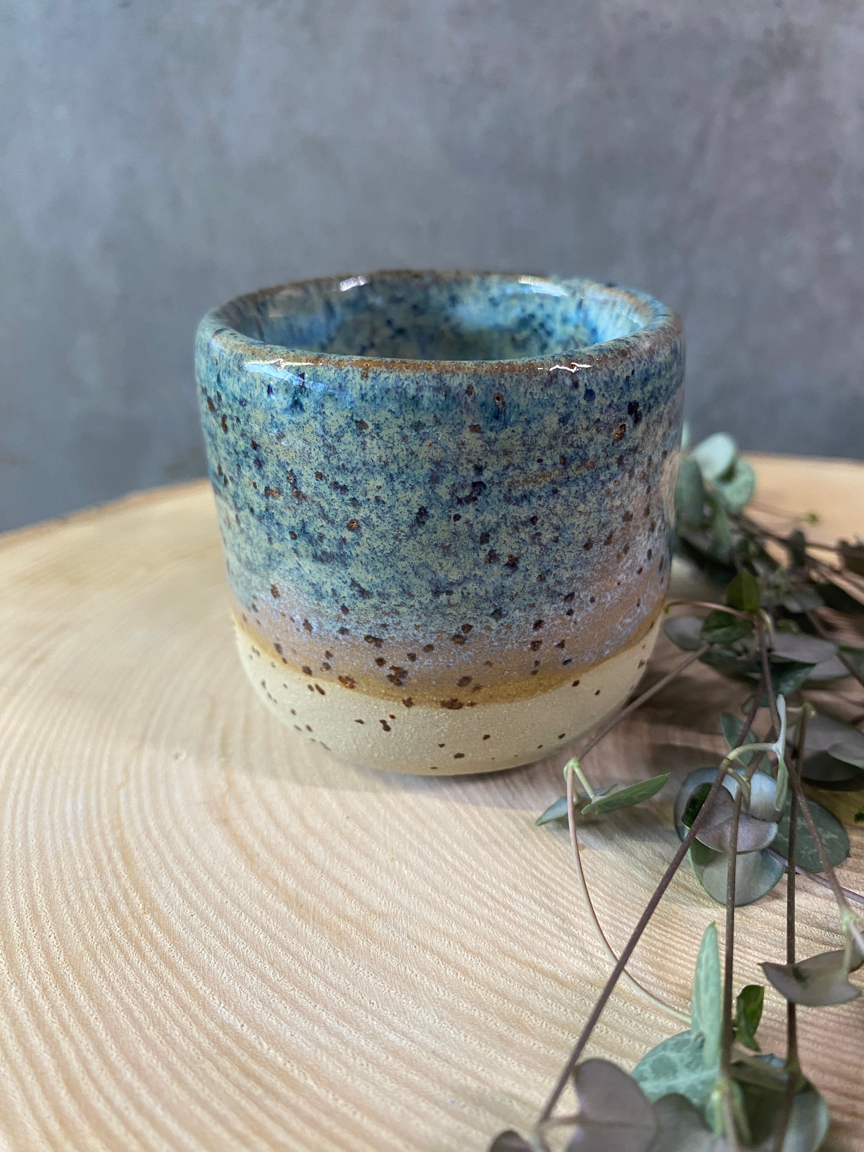 Šálek s puntíkama I.