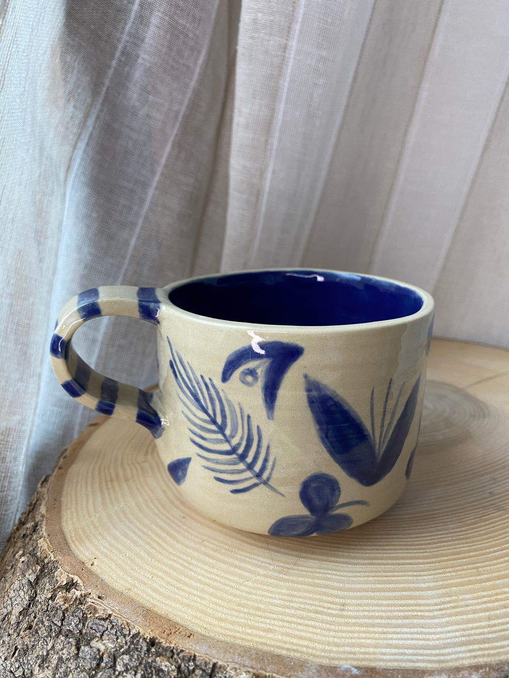 A) Hrnek Květiny s uchem