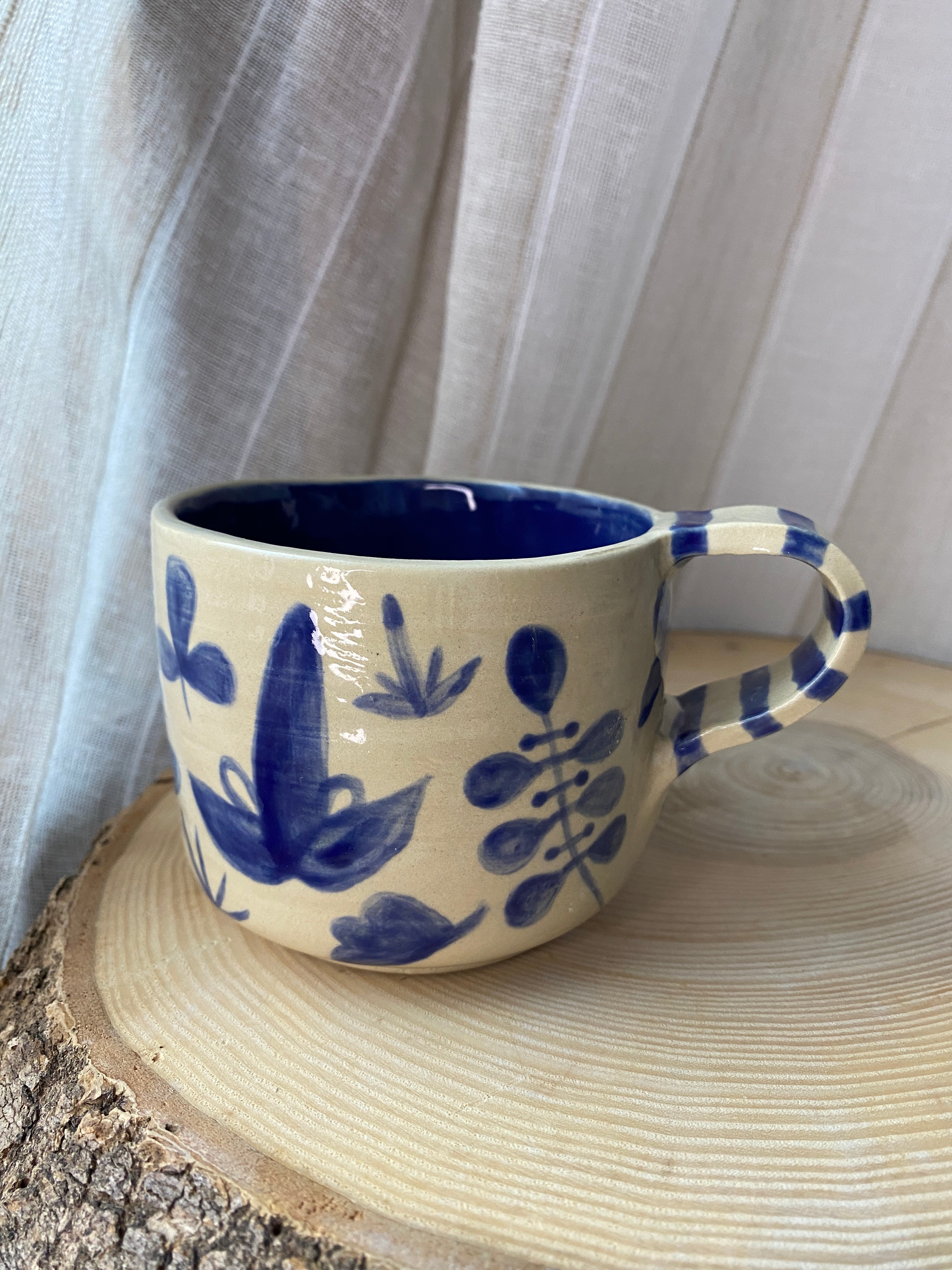 A) Hrnek Květiny s uchem