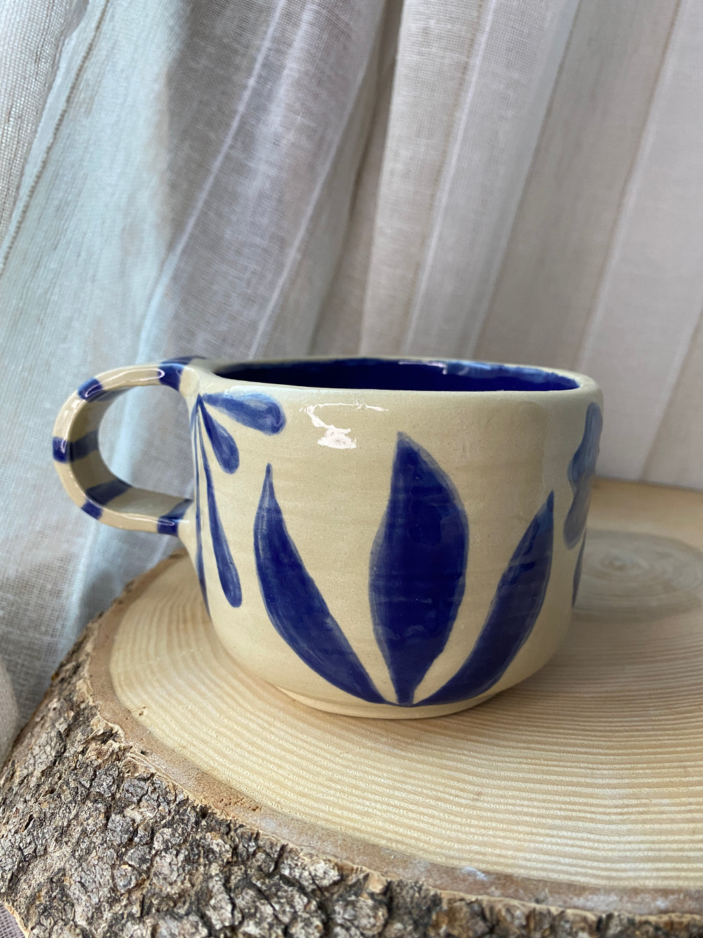 A) Hrnek Květiny s uchem