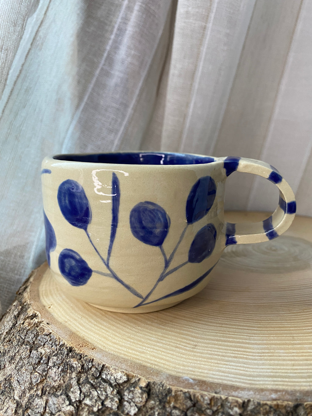 A) Hrnek Květiny s uchem