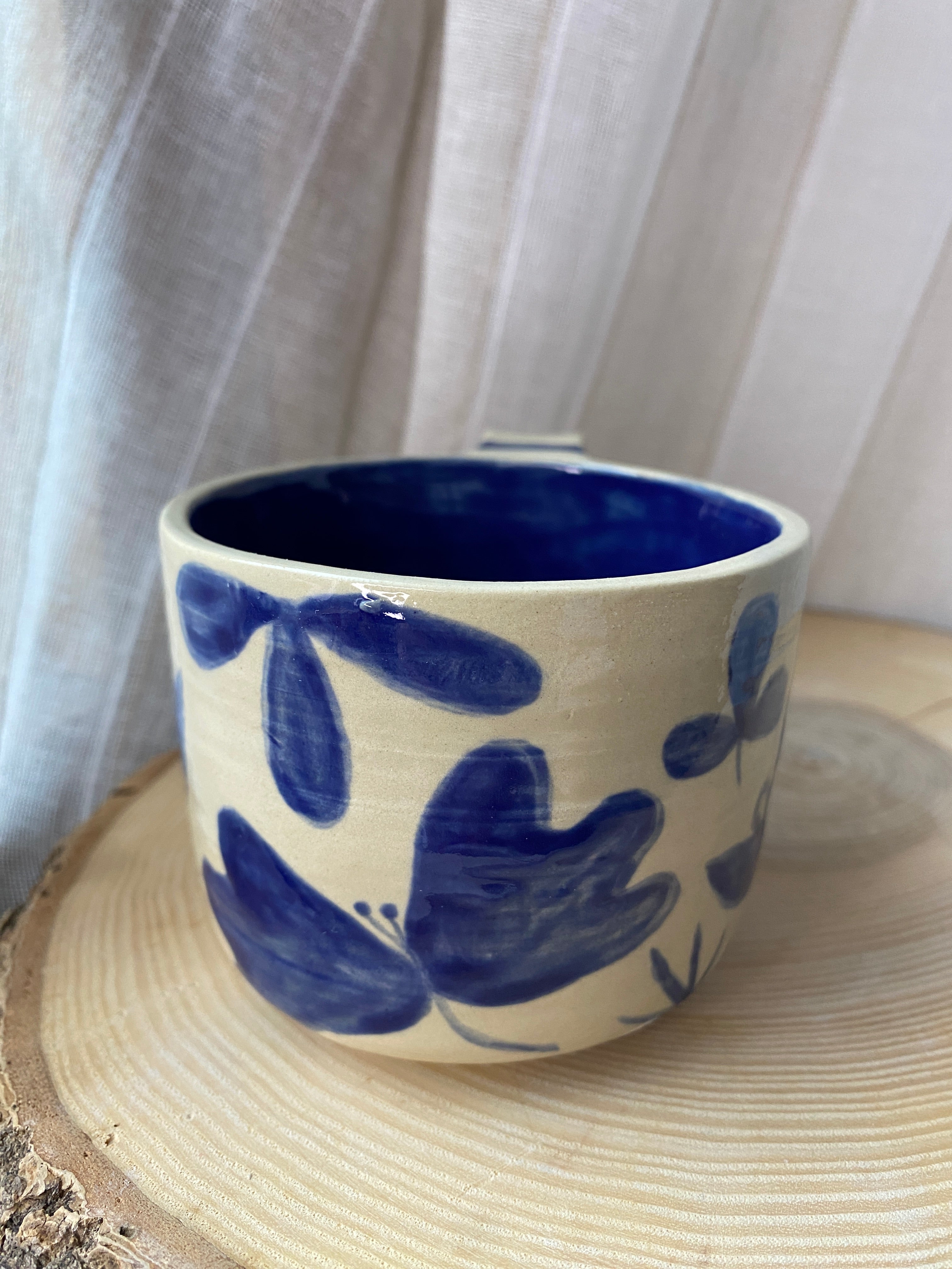 A) Hrnek Květiny s uchem