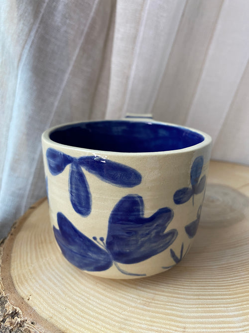 A) Hrnek Květiny s uchem