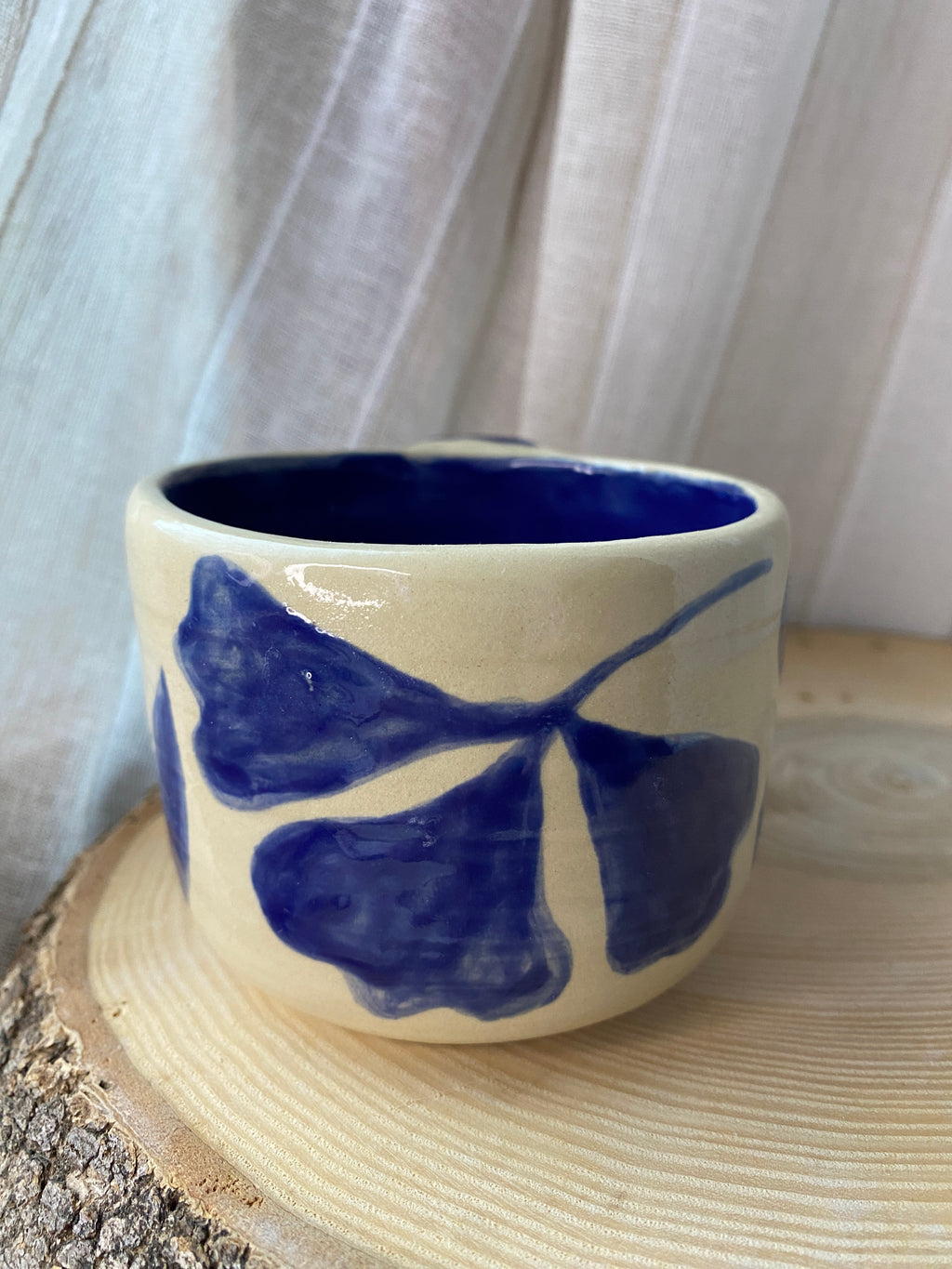 A) Hrnek Květiny s uchem