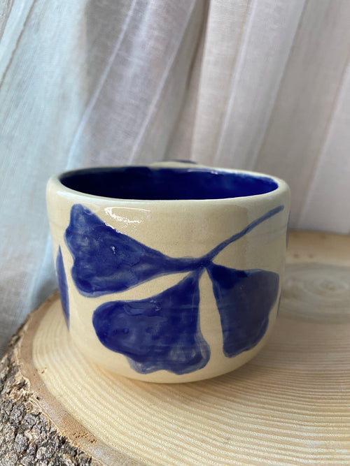 A) Hrnek Květiny s uchem